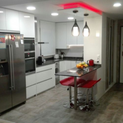 COCINA CON FRENTES LACADO BRILLO Y MESA DE PIEDRA