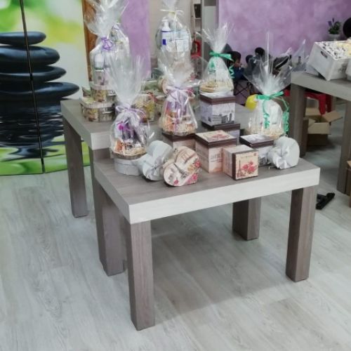 MESA CON TAPA DE 7CM Y PATAS 9X9 EN MELAMINA