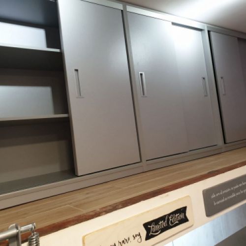 ARMARIO CORREDERA A MEDIDA PARA HUECO ELEVADO EN TIENDA