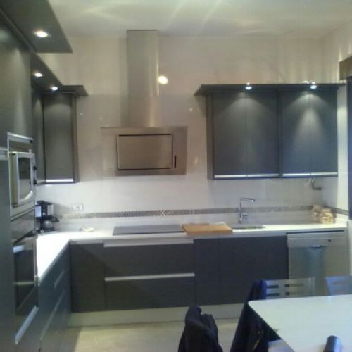 COCINA CON TIRADOR UÑERO EN ALUMINIO Y LUCES LED
