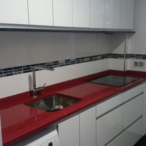 COCINA CON FRENTES LACADO BRILLO Y TIRADOR UÑERO INTEGRADO