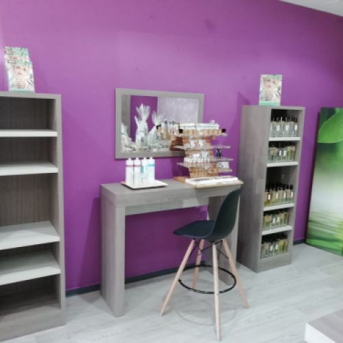 TOCADOR CON ESPEJO Y ESTANTERIAS PARA TIENDA COSMETICOS