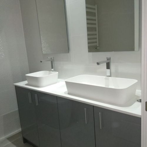 MUEBLE BAÑO A MEDIDA CON FRENTES LACADO BRILLO, LAVABOS SOBREENCIMERA Y ESPEJOS CON LED